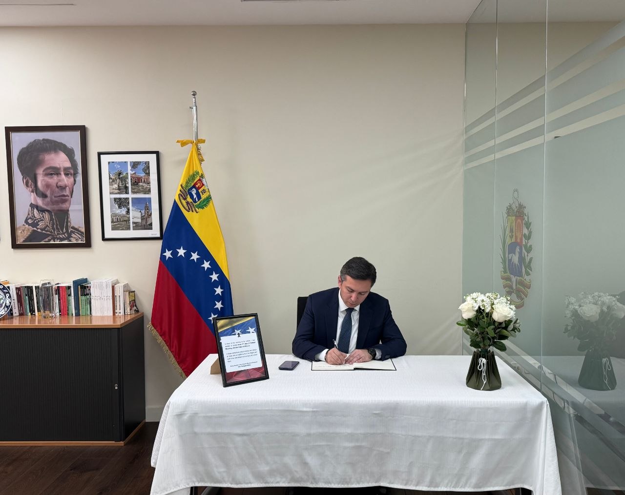 Vicecanciller de Azerbaiyán firma Libro de Condolencias en honor a las víctimas de terremotos en Venezuela